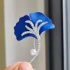 Nuevo broche de aleación para mujer, moderno y de alta gama, pin de lujo nicho para abrigos y trajes, simple y elegante, broche versátil
