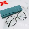 El estuche para gafas de satén de seda es conveniente para llevar y tiene un diseño simple y elegante para gafas de miopía.