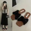 Elegantes y robustas zapatillas de algodón suave con tacón alto estilo francés para mujer, punta cuadrada, nuevas zapatillas peludas otoño e invierno 2026, moda negra