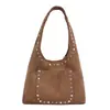 Bolso de hombro con remaches estilo europeo y americano, bolso de alta gama con una vibra simple de páramo, bolso tote vintage de gran capacidad para mujer
