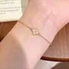 Bestseller Xiaohongshu Mini Trevo de Quatro Folhas Amuleto da Sorte Pulseira para Mulheres Estilo Coreano Totalmente Cravejada com Zircônia Luz de Luxo Pulseira Versátil