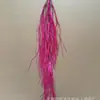 Arranjos florais suspensos com milhares de fios verdes, brancos, bordô, champanhe, rosas, azuis e roxos para fundos de salões de casamento e cerimônia.