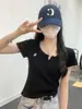 Camiseta Feminina Casual Slim-Fit com Gola Meio Aberta, Bordado Versátil, Manga Curta, Nova Coleção Verão 2026 Ins