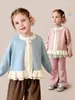 Suéteres infantiles Tongbei hechos a medida con diseño de dos piezas falso, colores contrastantes, bordes con volantes y logotipos intercambiables para niñas, disponibles en personalización de lotes pequeños.