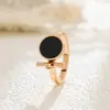 Anéis Redondos Pretos Estilo Coreano e Japonês, Acessórios Modernos Personalizados em Aço Titânio, Anéis de Celebridade da Internet que Não Desbotam, Atacado de Fábrica em Estoque