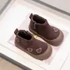 Sapatos e Botas de Algodão com Forro de Fleece para Crianças com Solas Macias para Bebês no Outono e Inverno Forrados com Fleece para Aquecimento 2025 Inverno Novos Sapatos de Algodão Modernos para Crianças Pequenas e Médias