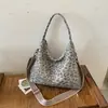 Bolsa de ombro com estampa de leopardo estilo coreano, grande capacidade, design simples em lona, casual e versátil, moderna para o trajeto diário, e uma bolsa tote prática