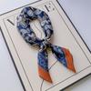 Lenço de Seda Quadrado Pequeno 70 x 70 Novo Primavera e Verão Versátil Estampado com Letras em Cetim Lenço Protetor de Pescoço com Toque Sofisticado