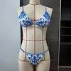 Traje de banho feminino de duas peças estampado estilo novo europeu e americano para 2026, apresentando um design de porcelana azul e branca, conjunto de biquíni sexy com amarração
