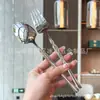 Lujo Ligero Pequeño Hombre Cintura Acero Inoxidable 304 Cuchillo, Tenedor y Cuchara Traje Vajilla Hogar Occidental Fideos Brillantes Cuchillo para Bistec Restaurante Venta al por Mayor