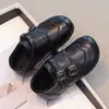 Zapatos de Cuero Brogue para Niños Invierno Más Terciopelo Cálidos Zapatos Infantiles Niñas Suela Suave Velcro Estilo Británico Planos de Una Sola Pieza