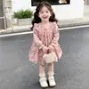 Vestido de renda floral estilo coreano para meninas, nova moda primavera e outono 2026, vestido de princesa estiloso para meninas pequenas