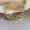 Pulsera Ancha Redonda Hueca de Metal de Venta Caliente Europea y Americana Brazalete Exagerado Único Sentido de Diseño de Moda Joyería de Mano de Nicho para Mujeres