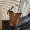 Bolsa de balde transfronteiriça, grande capacidade, nova coleção outono 2026, nicho e fashion, bolsa tote versátil, bolsa transversal para o trabalho