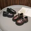Sapatos de couro para meninas, nova coleção primavera/outono 2026, sapatos de princesa de sola macia, sapatos escolares para meninas, tamanhos médios e grandes, mocassins