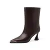 Botas Femininas Quadradas de Metal com Pernas Largas Botas Individuais Outono e Inverno Novo Estilo Couro Bovino de Duas Camadas Salto Alto Calce Fácil Botas da Moda Botas Femininas de Cano Médio