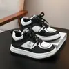 Tênis Casuais Baixos para Crianças Outono/Inverno Novas Cores Preto e Branco Color Block para Meninos e Meninas Sola Macia Antiderrapante Tênis Esportivos para Alunos do Ensino Fundamental