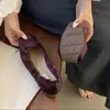 Sapatilhas macias estilo delicado com laço para mulheres, sapatos rasos de calçar fácil com laço, confortáveis para os pés, disponíveis em várias cores