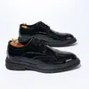 Zapatos de vestir de cuero para hombre estilo británico, talla grande, zapatos casuales formales para oficina de negocios, zapatos brogue de charol para hombre