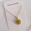 Nuevo Colgante Flor de la Suerte Manzana Verde Collar para Mujer con Acero de Titanio Chapado en Oro Diseño de Alta Lujo para Mejor Amiga Novia