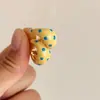 Brincos Meio Argola Amarelo Leite Ponto de Onda Esmaltado Alto Sentimento Temperamento Brincos Frescos Primavera e Verão Femininos 2025 Novo