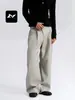Con un rico pantalón de traje casual retro americano para hombres y mujeres, estilo old money, botón inclinado, sentido del diseño, holgado, caída, pantalón de pierna ancha a rayas