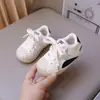 Zapatos para caminar de bebé niños punta cerrada anti-pateadura y raspado estilo primavera y otoño zapatos para niños puntera de concha simple zapatos de plataforma para bebés niños estrella de cinco puntas