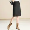 Elegante ribete de encaje calado, falda de gamuza ajustada al cuerpo para mujer, nueva colección otoño/invierno 2026, longitud midi, estilo bodycon, moderno