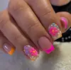 Arte de unha floral colorida inspirada na dopamina: Unhas postiças estilo francês quadradas, com blocos de cor rosa e laranja, para um look de férias doce e descolado