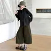 Conjunto de otoño e invierno para niñas 2026 nuevo casual estilo coreano de tres piezas para niñas mayores con tirantes, capa base y pantalones cortos
