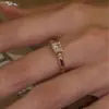 Libro de Caperucita Roja con Anillo de Diamantes Cuadrados Pequeños Flash 2024 Nuevo Pulsera de Lujo Ligero Diseño de Moda Anillo Abierto