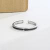 Anillo de dedo índice abierto geométrico negro, diseño de nicho de lujo ligero, sensación de moda en epoxi blanco y negro, anillo liso con temperamento.