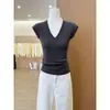 El nuevo chaleco de punto ajustado de estilo coreano para este verano, con escote en V y manga corta, luce una figura esbelta top de manga corta