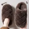 Chinelos de Algodão Femininos 2026 Outono/Inverno Novos Casa Pelúcia Solado Grosso Antiderrapante Sensação de Pisada Macia Silenciosos Quentes Bico Fechado Chinelos de Algodão