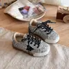 Zapatillas para niñas 2026 primavera y otoño nuevo modelo zapatos sucios con estampado de estrellas para niñas pequeñas, zapatos de moda versátiles de suela blanda antideslizantes