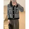 Suéter de tricô novo para outono e inverno, estilo transfronteiriço inspirado na Chanel para mulheres, com um elegante design de botões de pérola, lapela moderna e cardigã de caimento solto