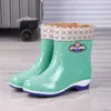 Zapatos de agua de corte medio, estilos de caña alta y baja con suela gruesa, botas de lluvia con suela gruesa, zapatos moldeados por inyección, para mujer, para todas las estaciones, con forro de polar