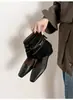 Versão em couro~Botas curtas marrons quadradas vintage para mulheres, novo estilo versátil com aumento interno de altura, design vazado, botas de corte justo