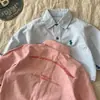 Jaqueta Camisa Nova Infantil Outono/Inverno 2026 para Meninos e Meninas, Top Casual Versátil Bordado para Bebês, Fashionável e Estiloso