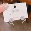Nuevos Productos 2025 Exquisitos Pendientes Pequeños de Flor y Hoja con Circonita Estilo Coreano para Mujer Aguja de Plata Pendientes Elegantes Versátiles Joyería