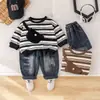 Novedad Otoño 2026 Set de Sudadera con Capucha de Manga Larga y Rayas para Niño Bolso Cruzado para Niño Pantalones Largos de Mezclilla Casual para Bebé Conjunto de Dos Piezas