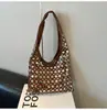 Bolso Nuevo de Remaches Estilo Europeo y Americano 2026 de Moda Gran Capacidad Simple Casual Texturizado para Hombro o Axila Tipo Cubo para Mujer