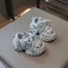 Zapatos estilo papá para niños pequeños y preescolares, zapatillas deportivas antideslizantes de suela blanda para niñas, zapatillas deportivas infantiles 2026, nuevo estilo primavera y otoño, parte superior de malla para niños.