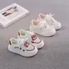 Sapatos Infantis Sapatos de Skate para Meninas 2026 Primavera e Outono Novos Malha Respirável Fofo Desenho Animado Padrão de Morango Sapatos Casuais