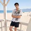 Nueva camisa de verano estilo nicho con estampado de margaritas para hombre, moderna, a la moda, versátil, única, de manga corta y corte holgado
