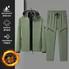 Conjunto de chaqueta con forro polar de nuevo estilo 2026 para parejas, chaqueta con capucha y pantalones de corte holgado para otoño e invierno, venta al por mayor para chaquetas de montañismo