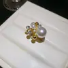 Anillo abierto de flor de perla con incrustaciones de circonita y diamante estilo francés de lujo ligero, anillo de dedo índice moderno y sofisticado, joyería de diseñador para mujer