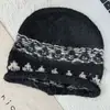 Estilo Coreano Otoño e Invierno Nuevo Gorro de Punto Jacquard Rizado Fair Isle para Mujer Cálido de Lana Protección para las Orejas Gorro de Lana para el Frío