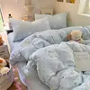 Nuevo juego de ropa de cama de gasa de doble capa con sensación de nube, disponible en un juego de cuatro piezas para dormitorio y un juego de tres piezas para cama individual, que incluye una funda de edredón, una sábana plana y una sábana bajera.
