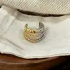 Design Moderno e Minimalista, Ear Cuff Bicolor Vazado de Três Camadas com Zircônia, Moda Versátil de Personalidade de Nicho, Joia de Orelha Simples